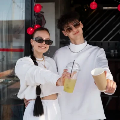 ภาพปกของบทความ เมื่อเพื่อนหรู จนทำให้เรารู้สึกไม่มั่นใจในการพบปะ!