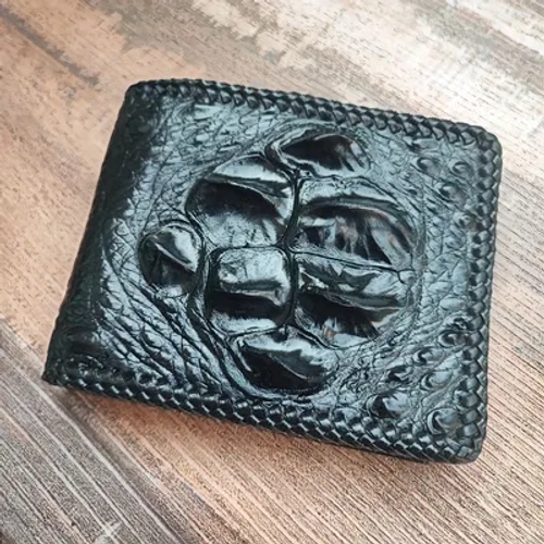 กระเป๋าสตางค์หนังจระเข้แท้สีดำเงาจากแบรนด์ไทย แสดงลวดลายอันเป็นเอกลักษณ์