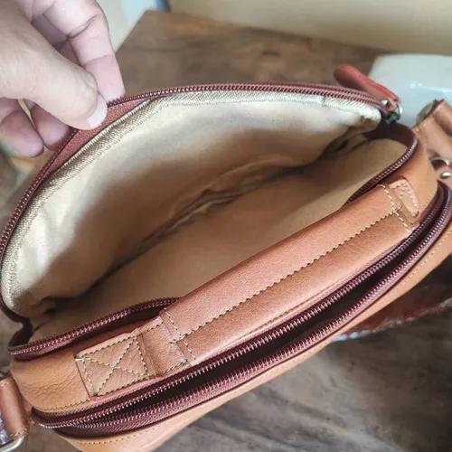 กระเป๋าถือหนังแท้ชามัวส์สีน้ำตาลเข้ม ดีไซน์คลาสสิก พร้อมสายสะพายปรับระดับได้ วางบนพื้นหลังสีขาว - 02