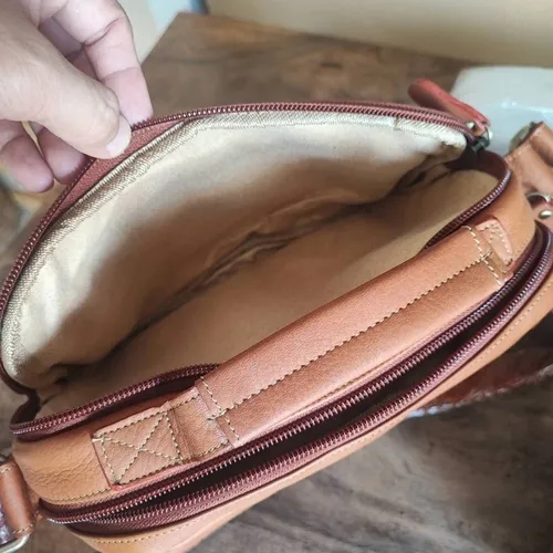 กระเป๋าถือหนังแท้ชามัวส์สีน้ำตาลเข้ม ดีไซน์คลาสสิก พร้อมสายสะพายปรับระดับได้ วางบนพื้นหลังสีขาว - 02