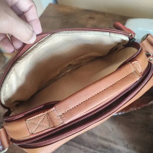 กระเป๋าถือหนังแท้ชามัวส์สีน้ำตาลเข้ม ดีไซน์คลาสสิก พร้อมสายสะพายปรับระดับได้ วางบนพื้นหลังสีขาว - 02