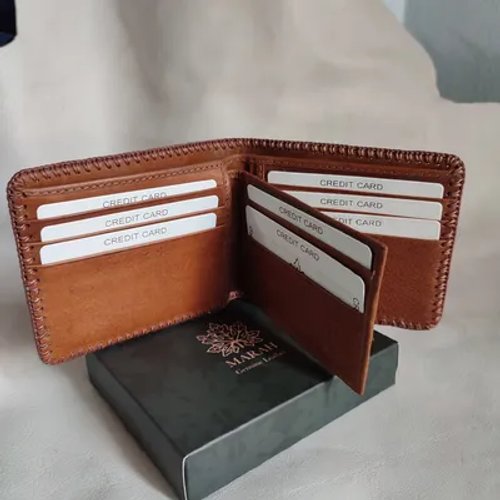 กระเป๋าสตางค์หนังสีน้ำตาลพร้อมช่องใส่บัตรหลายช่อง