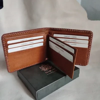 ภาพปกของบทความ กระเป๋าสตางค์ผู้ชายปี 2569: ศึกหนังแท้ vs หนังเทียม แบบไหนตอบโจทย์คุณที่สุด?