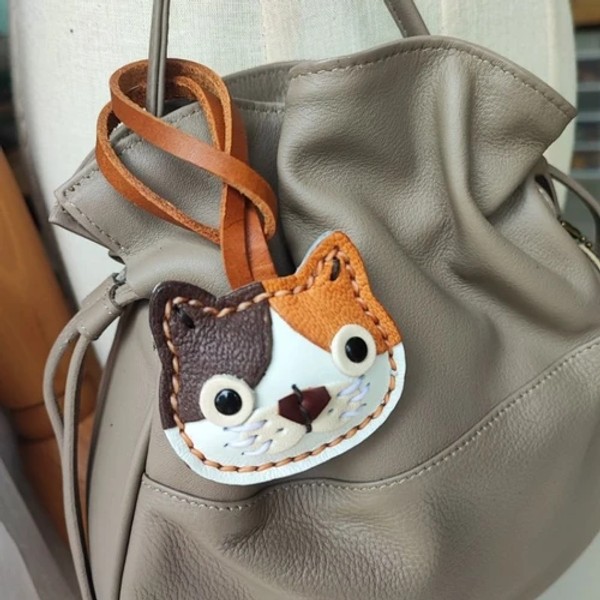 ที่ห้อยกระเป๋าหนังแท้รูปแมว งานแฮนด์เมดพรีเมียมสีธรรมชาติ ดีไซน์น่ารักสำหรับทาสแมว