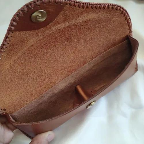 ซองแว่นตาหนังแท้สีน้ำตาล ทำจากหนังฟอกฝาดอิตาลี สามารถร้อยเข็มขัดได้ วางบนพื้นหลังสีขาว - 02