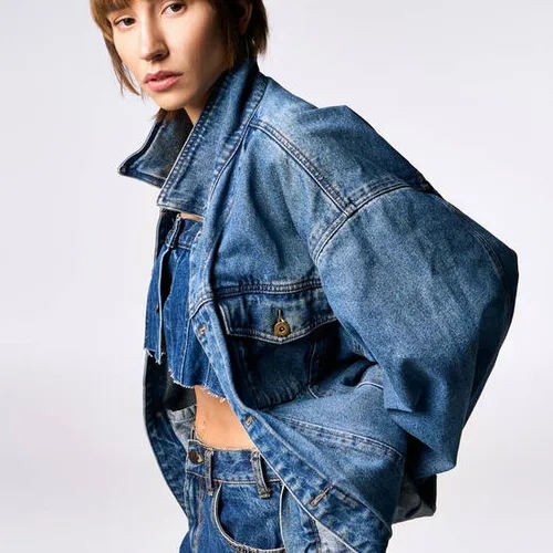 หญิงสาวโพสท่าถ่ายรูปพร้อมกระเป๋า แสดงให้เห็นถึงบุคลิกภาพและท่าทางที่ดี