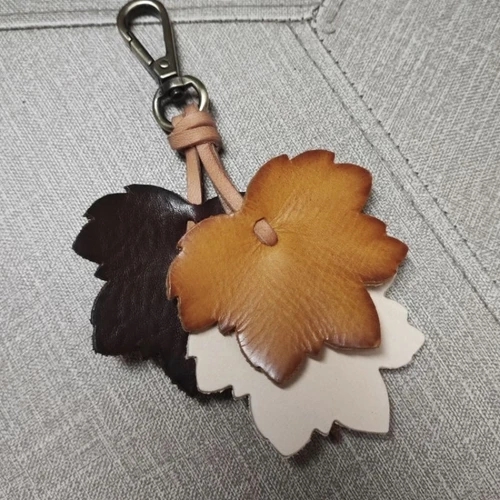 พวงกุญแจใบไม้หนังแท้สีน้ำตาล งานแฮนด์เมดดีไซน์วินเทจสำหรับห้อยกุญแจรถและตกแต่งกระเป๋า - 08