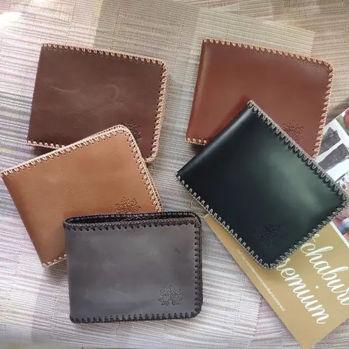 กระเป๋าสตางค์หนังฟอกฝาดคุณภาพสูงหลายสไตล์ที่สะท้อนความนิยมที่ไม่เคยเปลี่ยนแปลง