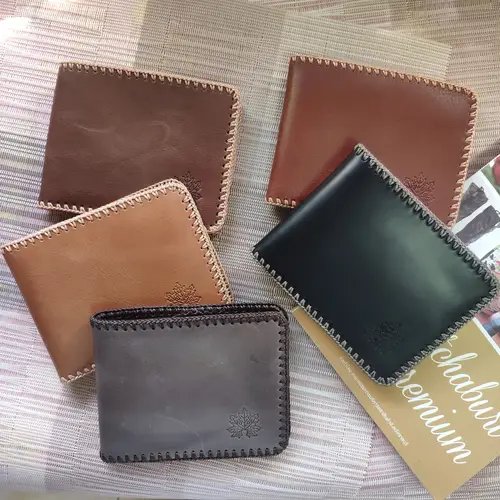 กระเป๋าสตางค์หนังคุณภาพดีหลายใบวางเรียงกัน