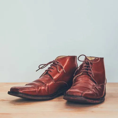 รองเท้าบูทหนังที่ผ่านการใช้งานมาอย่างโชกโชน จำเป็นต้องได้รับการดูแลเพื่อขจัดกลิ่นอับ