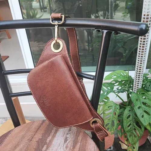 กระเป๋าคาดเอวหนังสีน้ำตาลดีไซน์เรียบหรูช่วยเสริมลุคให้มั่นใจ