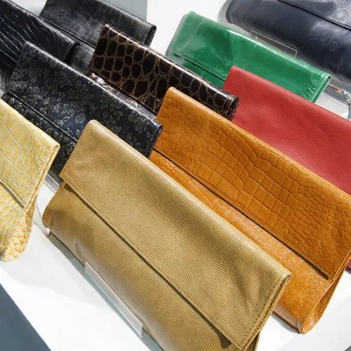 กระเป๋าคลัตช์หนัง PVC หลากหลายดีไซน์วางเรียงกัน