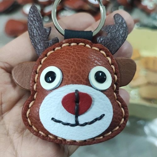 พวงกุญแจกวางหนังแท้ งานแฮนด์เมดสีน้ำตาล ดีไซน์มินิมอลสำหรับห้อยกุญแจรถและตกแต่งกระเป๋า - 04