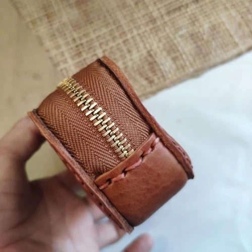 กระเป๋าหนังแท้ฟอกฝาดอิตาลีสีน้ำตาลธรรมชาติ ทรงยาวซิปรูด สำหรับใส่เหรียญและบัตร งานแฮนด์เมด - 05