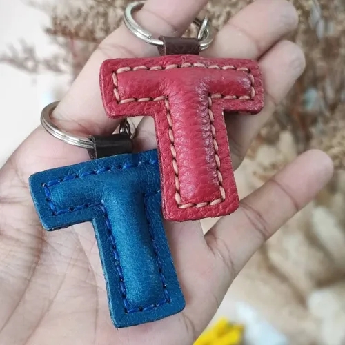 พวงกุญแจตัวอักษร T หนังแท้สีน้ำตาลเข้มสไตล์มินิมอล ใช้สำหรับห้อยกระเป๋า - 02
