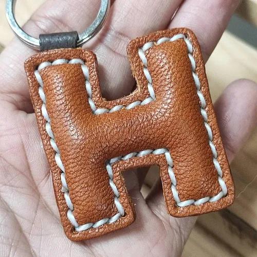 พวงกุญแจหนังแท้ ตัวอักษร H สีน้ำตาล งานแฮนด์เมดเย็บมือ ดีไซน์เรียบหรู - 05