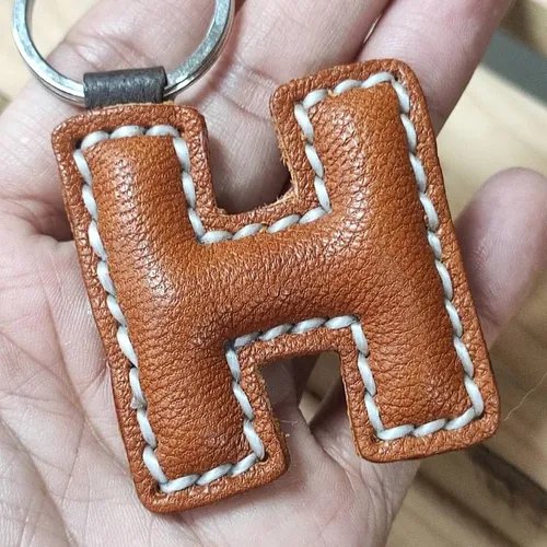 พวงกุญแจหนังแท้ ตัวอักษร H สีน้ำตาล งานแฮนด์เมดเย็บมือ ดีไซน์เรียบหรู - 05