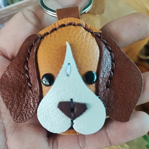 พวงกุญแจบีเกิ้ลหนังแท้สีน้ำตาล-ขาว งานเย็บมือแฮนด์เมด แขวนอยู่กับกุญแจรถ - 06