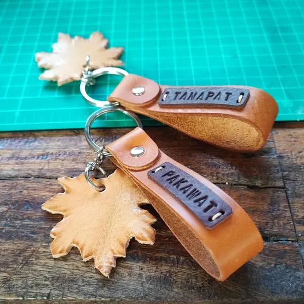 ภาพปกของบทความ พวงกุญแจหนังสลักชื่อ: ของขวัญพิเศษที่ทำให้ทุกคนจดจำ