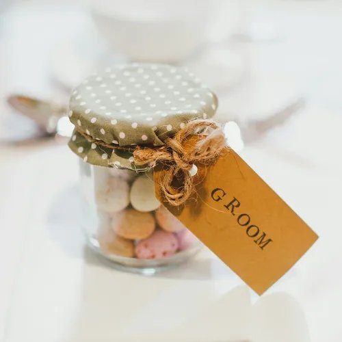 ภาพปกของบทความ ความจำเป็นของการติดชื่อบนของชำร่วยงานแต่งงาน: ความคิดเห็นที่แตกต่างกัน