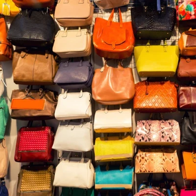 ภาพปกของบทความ อัปเดตเทรนด์สีกระเป๋าปี 2569: 5 เฉดสีมาแรงที่สายแฟต้องมี (ฉบับล่าสุด)