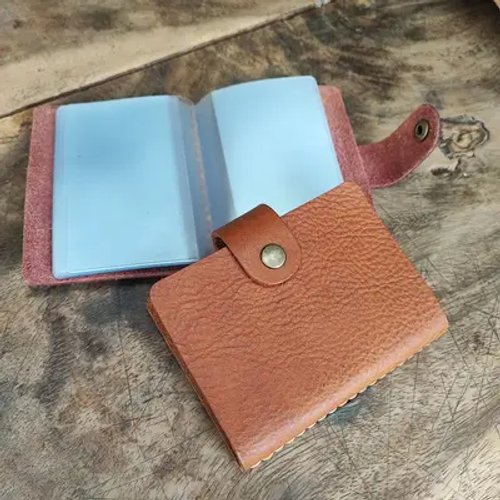 กระเป๋าใส่บัตรหนังสีน้ำตาลสองใบพร้อมช่องใส่บัตรแบบต่างๆ