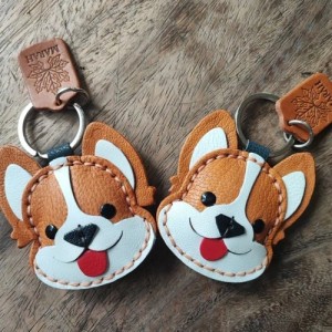 พวงกุญแจหนังแท้รูปหมาคอร์กี้สีน้ำตาลขาว งานแฮนด์เมดเย็บมือสำหรับห้อยกุญแจและประดับกระเป๋า