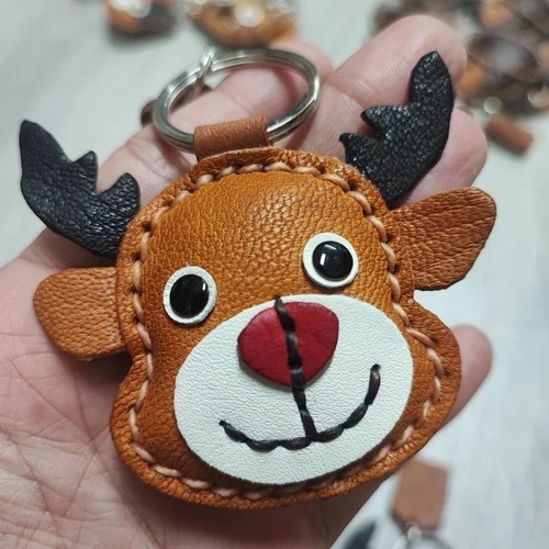 พวงกุญแจกวางหนังแท้ งานแฮนด์เมดสีน้ำตาล ดีไซน์มินิมอลสำหรับห้อยกุญแจรถและตกแต่งกระเป๋า - 06