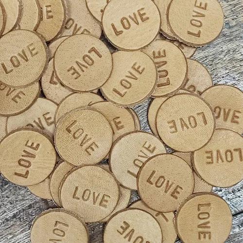 ชิ้นหนังฟอกฝาดวงกลม ตอกข้อความ LOVE ตกแต่งงานคราฟต์และของชำร่วย