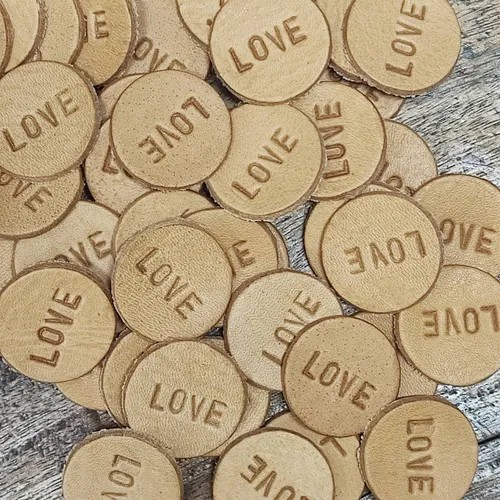 ชิ้นหนังฟอกฝาดวงกลม ตอกข้อความ LOVE ตกแต่งงานคราฟต์และของชำร่วย