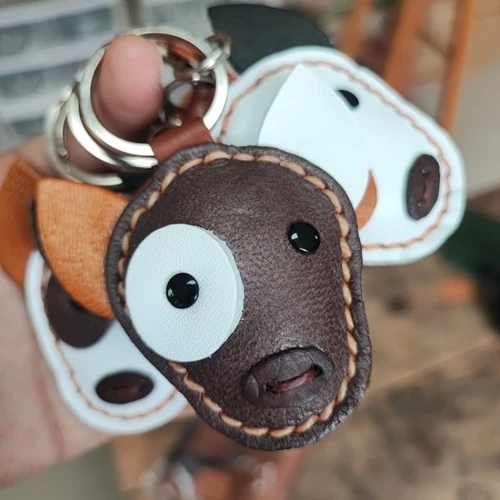 พวงกุญแจสุนัขหนังแท้แฮนด์เมด รูปหมาไทยและบลูเทอเรีย งานฝีมือเย็บประณีตสีน้ำตาลและขาวด่าง - 08