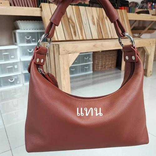 กระเป๋าสะพายข้างหนังแท้สีน้ำตาลทำจากหนังออยล์ ดีไซน์เรียบหรูคลาสสิกพร้อมสายสะพายปรับระดับได้ - 01