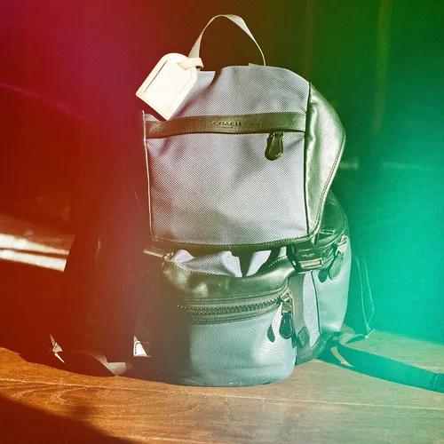 ภาพปกของบทความ กระเป๋า Coach: เลือกซื้อที่ไหนดีที่สุด? เปรียบเทียบระหว่าง Outlet และ Shop