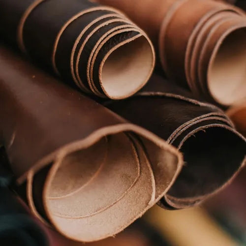 ม้วนหนังแท้ฟอกสีธรรมชาติ มองเห็นชั้นหนังและท้องหนังที่เลียนแบบได้ยาก