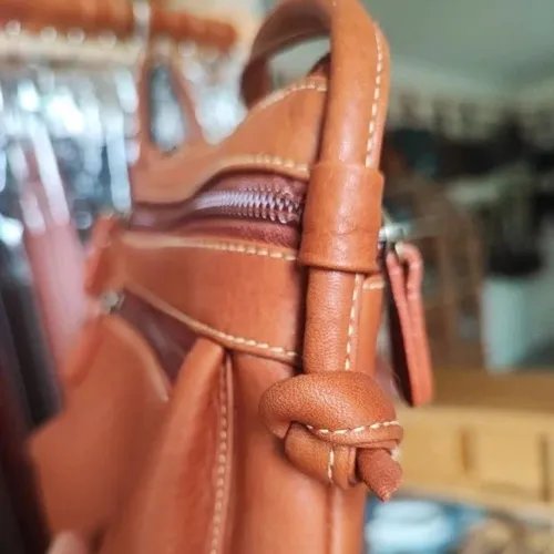 ภาพปกของบทความ กระเป๋าหนังใช้อะไรเช็ดทำความสะอาด