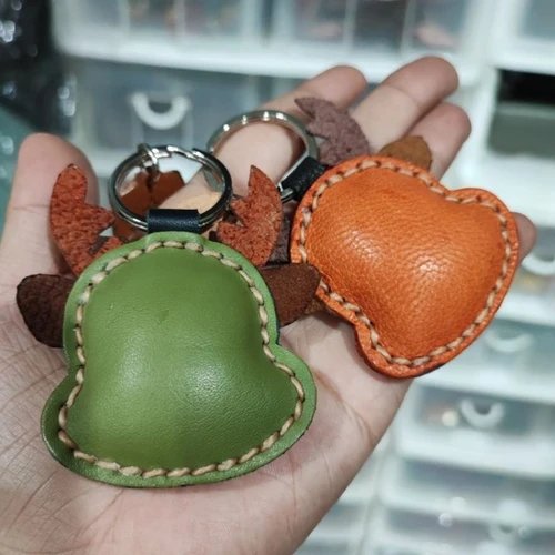 พวงกุญแจกวางหนังแท้ งานแฮนด์เมดสีน้ำตาล ดีไซน์มินิมอลสำหรับห้อยกุญแจรถและตกแต่งกระเป๋า - 07