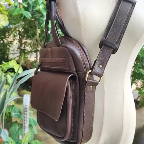 กระเป๋าครอสบอดี้หนังแท้สีน้ำตาล ดีไซน์สุดคลาสสิก