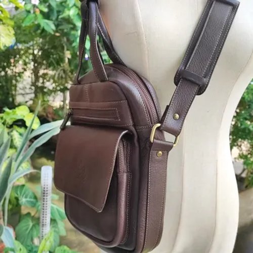 กระเป๋าครอสบอดี้หนังแท้สีน้ำตาล ดีไซน์สุดคลาสสิก