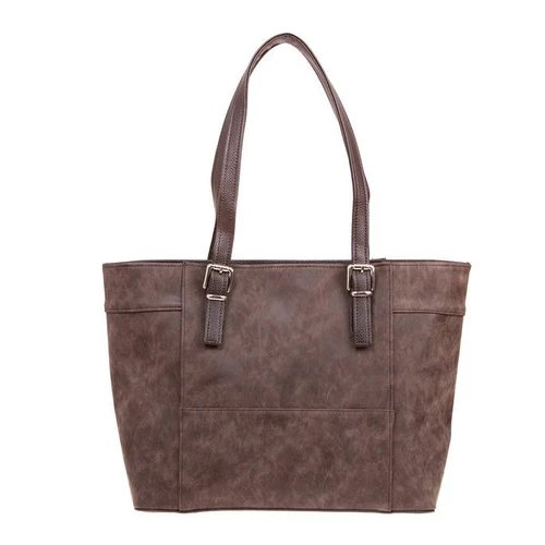 กระเป๋าถือทรงโท้ทหนังนูบัคสีน้ำตาลเข้ม มีหูหิ้วพร้อมหัวเข็มขัดโลหะ แสดงพื้นผิวสัมผัสกำมะหยี่