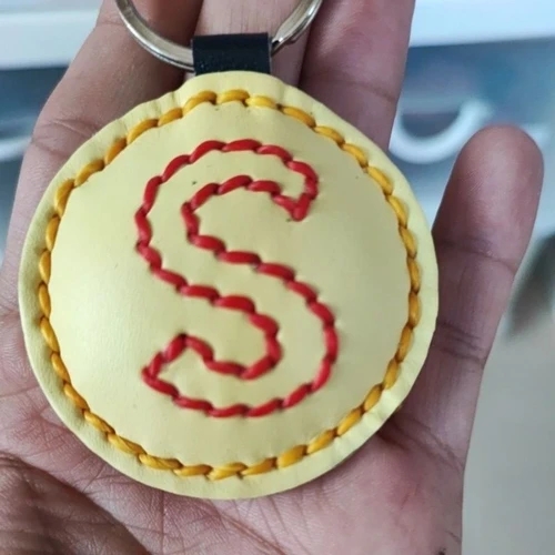 พวงกุญแจตัวอักษรภาษาอังกฤษ ดีไซน์หนังถัก หนังวัวแท้ สีน้ำตาล สำหรับห้อยกุญแจรถและตกแต่งกระเป๋า - 04