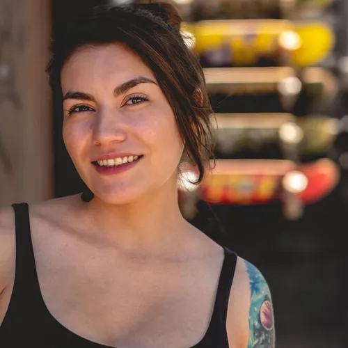 หญิงสาวกับรอยสักกาแล็กซีบนแขนซ้าย สะท้อนถึงการแสดงออกตัวตนผ่านรอยสัก