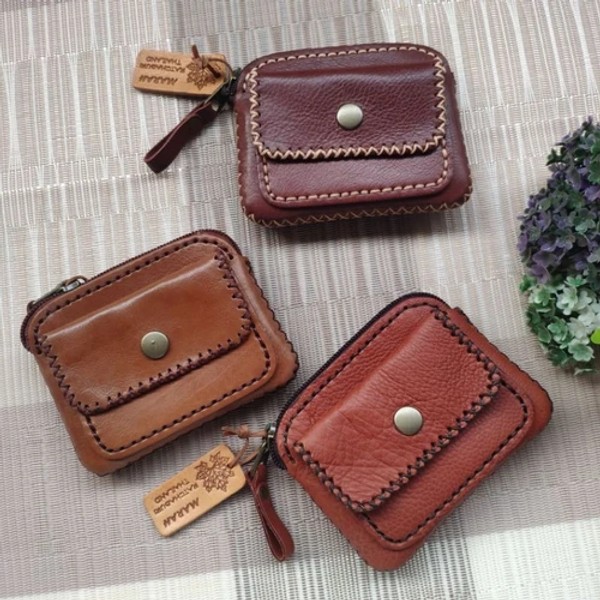 กระเป๋าใส่เหรียญหนังแท้สีน้ำตาล งานแฮนด์เมด ใบเล็กสำหรับผู้หญิง วางคู่กับบัตร ATM และเหรียญ
