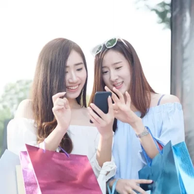 ภาพปกของบทความ เหตุผลที่คุณซื้อสินค้าแฟชั่นทางอินเทอร์เน็ต: ทำไมการช้อปปิ้งออนไลน์จึงเป็นที่นิยม?