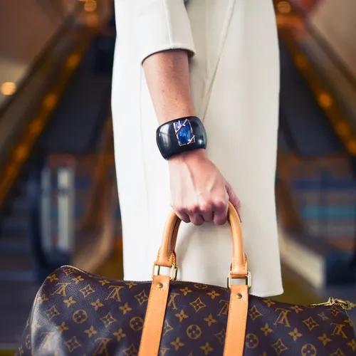 ภาพปกของบทความ ทำไมการซื้อ-ขายกระเป๋าแบรนด์เนมมือสองถึงเป็นที่นิยมในยุคปัจจุบัน?