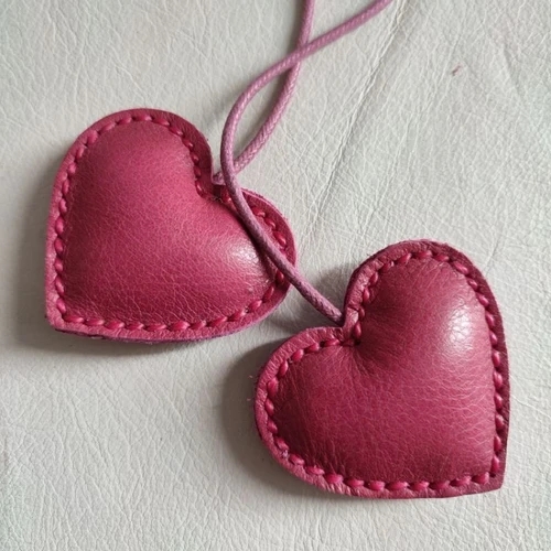 ที่ห้อยกระเป๋าหนังแท้รูปหัวใจ สีสวย งานแฮนด์เมดเย็บมือ สำหรับตกแต่งกระเป๋าและพวงกุญแจ - 07