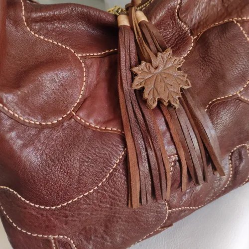 กระเป๋าสะพายไหล่หนังแพทช์เวิร์คตกแต่งพู่