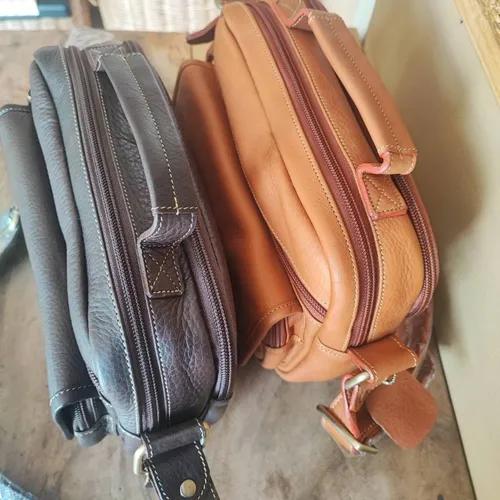 กระเป๋าถือหนังแท้ชามัวส์สีน้ำตาลเข้ม ดีไซน์คลาสสิก พร้อมสายสะพายปรับระดับได้ วางบนพื้นหลังสีขาว - 05