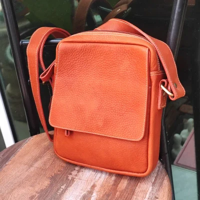 ภาพปกของบทความ กระเป๋าสะพายข้าง: แฟชั่นที่เพิ่มความสะดวกสบายในชีวิตประจำวัน