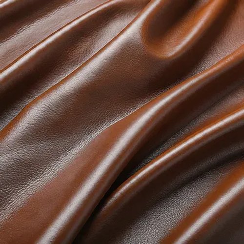หนังฟอกโครมสีน้ำตาลเข้มมันวาว มีความยืดหยุ่นและพื้นผิวเรียบเนียน
