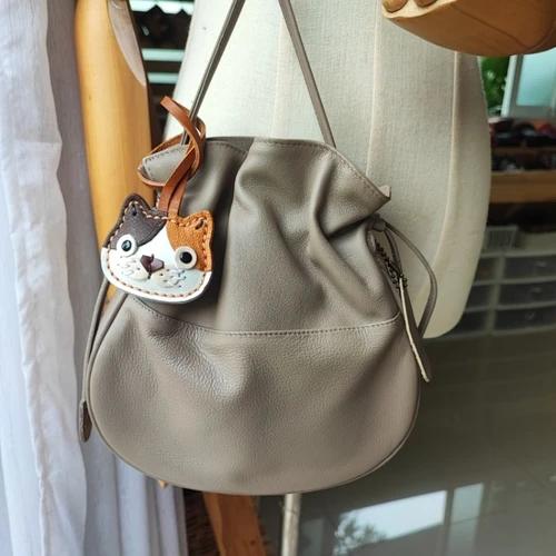 ที่ห้อยกระเป๋าหนังแท้รูปแมว งานแฮนด์เมดพรีเมียมสีธรรมชาติ ดีไซน์น่ารักสำหรับทาสแมว - 03